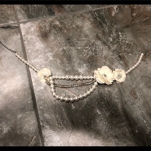 Pearl necklace with flowers